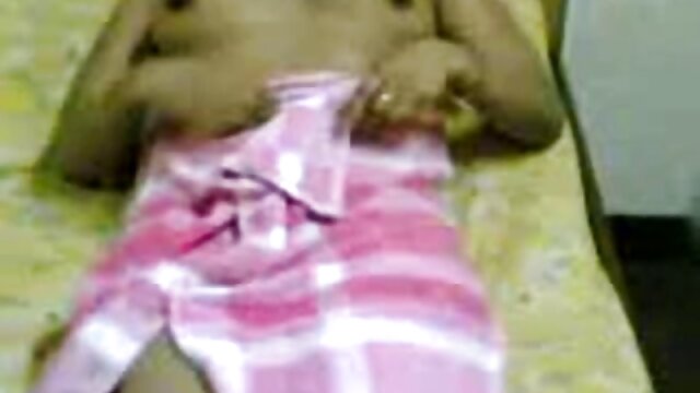 बोसोमी इंडियन स्लट तिची मुंडण केलेली योनी कडेकडेने पोझमध्ये झटकून टाकते