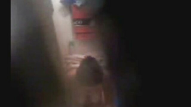 कॅटरिना जेडची छेदलेली मांजर रॉक डिकच्या रूपात कडक आहे