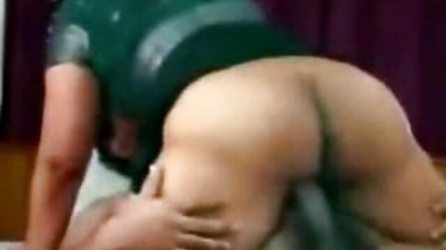 लकी ड्यूड दोन मोहक बाळांना कॅसॅंड्रा कॅलोगेरा आणि तिची मैत्रीण यांच्या आश्चर्यकारक मोठमोठ्या कपड्यांशी चुदते