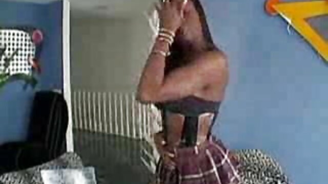 गोंडस श्यामला स्लट तिच्या केसाळ twat 3some मध्ये खिळले आहे