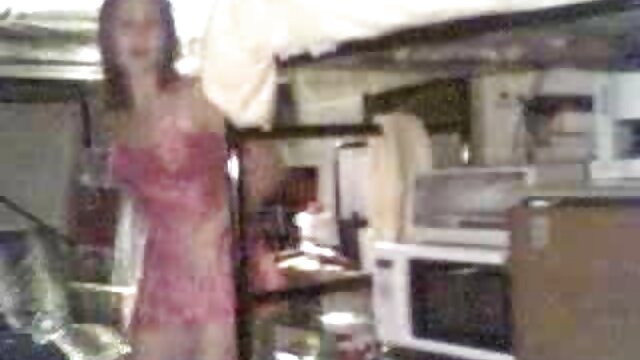 लाल केसांच्या ब्रुकलिन लीला ट्रंकमध्ये अडकणे आवडते