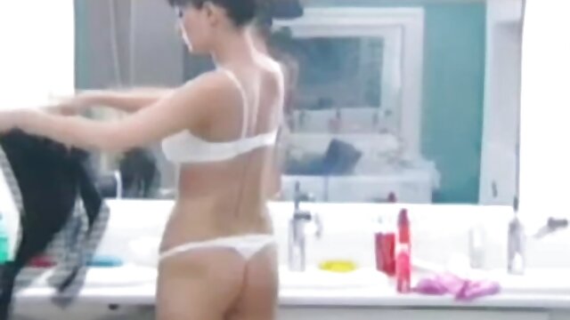 सुंदर milf खडबडीत आहे आणि कोंबडा बाहेर काढण्यासाठी तल्लफ आहे