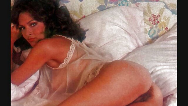 सुंदर रशियन देवदूत हर्डा विस्की तिची मांजर चाटते आणि मारते