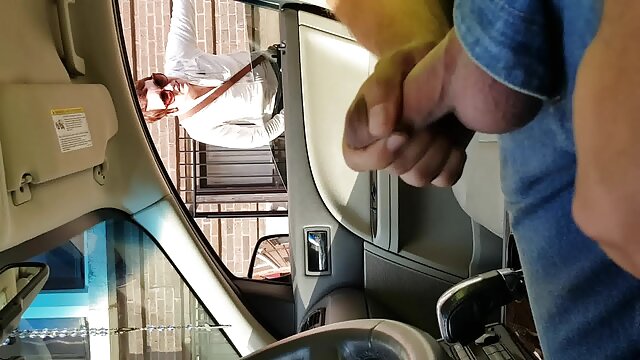 बस्टी गोरे आई ऑस्टिन टेलरने सोफ्यावर किंकी स्टडसह हॉट 69 पोज सेक्स केला होता