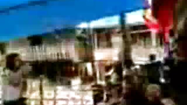 कॉर्सेट गिसेल परिधान केलेले हॉट ब्रुनेट टग जॉब देते